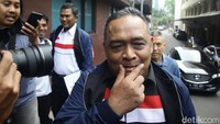 Benny masih enggan membeberkan apa pun ke awak media. Baik mengenai hal-hal yang akan disampaikan maupun bukti yang dibawanya. 