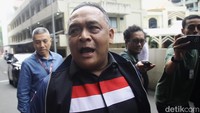 Pantauan detikcom, Benny tiba di Gedung Bareskrim Polri pada Senin (29/7/2024) sekira pukul 14.15 WIB. Dia datang mengenakan atasan berwarna gelap dibalut dengan jaket biru dongker. 