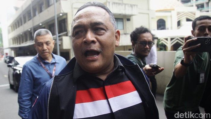 Potret Kepala BP2MI Penuhi Panggilan Bareskrim soal T Pengendali Judol Kepala BP2MI, Benny Rhamdani tiba di gedung Bareskrim Mabes Polri, Jakarta, Senin (29/7/2024). Ia dimintai keterangan terkait pernyataannya yang menyebut inisial T sebagai pengendali judi online di tanah air.