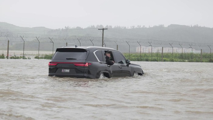 Potret Kim Jong Un Terabas Banjir Pantau Evakuasi Warga North Korean leader Kim Jong Un observes rescue efforts in flooded areas near the country's border with China, which has been hit by heavy rainfall from Tropical Storm Gaemi, in North Pyongan Province, North Korea, July 28, 2024 in this photo released by North Korea's official Korean Central News Agency. KCNA via REUTERS ATTENTION EDITORS - THIS IMAGE WAS PROVIDED BY A THIRD PARTY. REUTERS IS UNABLE TO INDEPENDENTLY VERIFY THIS IMAGE. NO THIRD PARTY SALES. SOUTH KOREA OUT. NO COMMERCIAL OR EDITORIAL SALES IN SOUTH KOREA. TPX IMAGES OF THE DAY