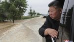 Potret Kim Jong Un Terabas Banjir Pantau Evakuasi Warga