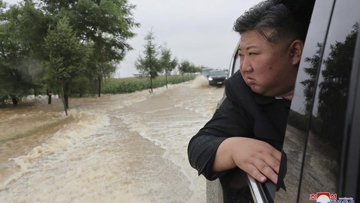 Potret Kim Jong Un Terabas Banjir Pantau Evakuasi Warga North Korean leader Kim Jong Un observes rescue efforts in flooded areas near the country's border with China, which has been hit by heavy rainfall from Tropical Storm Gaemi, in North Pyongan Province, North Korea, July 28, 2024 in this photo released by North Korea's official Korean Central News Agency. KCNA via REUTERS ATTENTION EDITORS - THIS IMAGE WAS PROVIDED BY A THIRD PARTY. REUTERS IS UNABLE TO INDEPENDENTLY VERIFY THIS IMAGE. NO THIRD PARTY SALES. SOUTH KOREA OUT. NO COMMERCIAL OR EDITORIAL SALES IN SOUTH KOREA. TPX IMAGES OF THE DAY