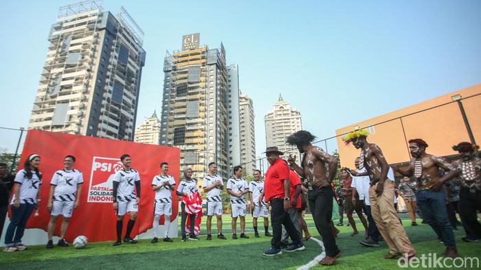 Partai Solidaritas Indonesia memberikan surat rekomendasi kepada sejumlah Calon Kepala Daerah (Cakada) di Lapangan Gaskan Mini Soccer, Jakarta Utara, Senin (29/7/2024).