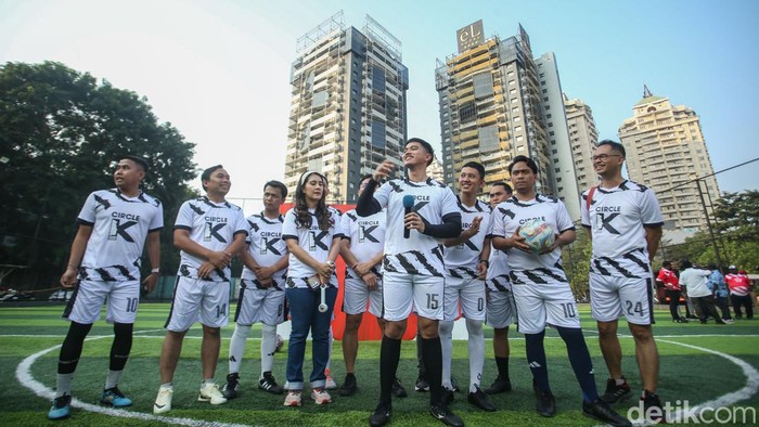 Potret PSI Beri Surat Rekomendasi Pilkada, Bak Transfer Pemain Partai Solidaritas Indonesia memberikan surat rekomendasi kepada sejumlah Calon Kepala Daerah (Cakada) di Lapangan Gaskan Mini Soccer, Jakarta Utara, Senin (29/7/2024).