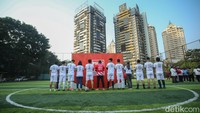 Usai memberikan surat para Cakada ini juga berfoto menghadap belakang layaknya pemain bola yang diperkenalkan di depan media. 