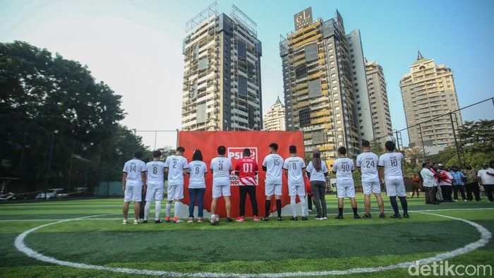 Potret PSI Beri Surat Rekomendasi Pilkada, Bak Transfer Pemain Partai Solidaritas Indonesia memberikan surat rekomendasi kepada sejumlah Calon Kepala Daerah (Cakada) di Lapangan Gaskan Mini Soccer, Jakarta Utara, Senin (29/7/2024).