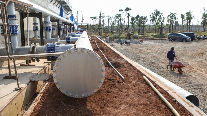 Pekerja menyelesaikan proyek pembangunan water treatment plant di Metland, Kabupaten Bekasi, Jawa Barat, Senin (29/7). ANTARA FOTO/Asprilla Dwi Adha