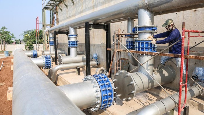 Pekerja menyelesaikan proyek pembangunan water treatment plant di Metland, Kabupaten Bekasi, Jawa Barat, Senin (29/7). ANTARA FOTO/Asprilla Dwi Adha