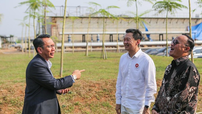 Pekerja menyelesaikan proyek pembangunan water treatment plant di Metland, Kabupaten Bekasi, Jawa Barat, Senin (29/7). ANTARA FOTO/Asprilla Dwi Adha