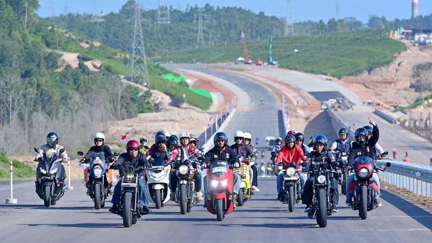 Presiden Joko Widodo (Jokowi) menggelar konvoi sepeda motor bareng sejumlah pegiat seni dan influencer untuk menjajal akses tol ke Ibu Kota Negara (IKN) Nusantara, Kalimantan Timur, Minggu (28/7/2024). (Dok. (Dok. Biro Pers Sekretariat presiden/Muchlis Jr)