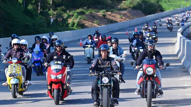 Presiden Joko Widodo (Jokowi) menggelar konvoi sepeda motor bareng sejumlah pegiat seni dan influencer untuk menjajal akses tol ke Ibu Kota Negara (IKN) Nusantara, Kalimantan Timur, Minggu (28/7/2024). (Dok. (Dok. Biro Pers Sekretariat presiden/Muchlis Jr)