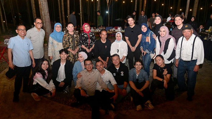 Presiden Jokowi bersama para artis di IKN