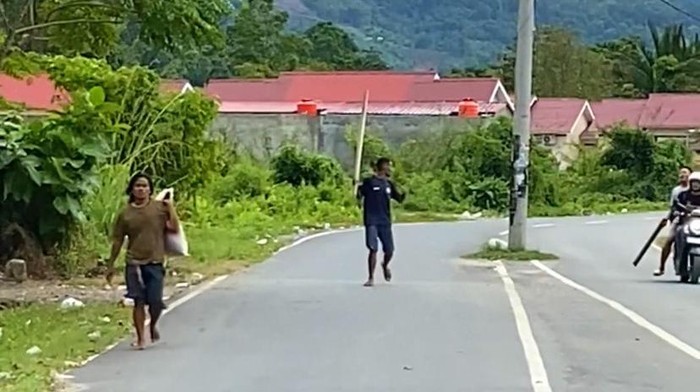 Pria diduga ODGJ di Palopo diburu usai tebas warga pakai parang.