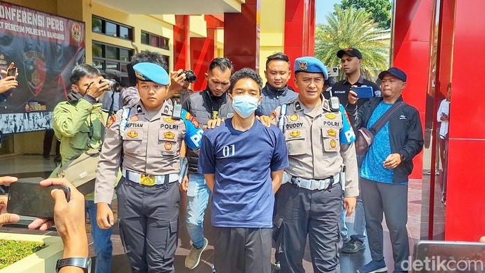 Pria inisial, RJK (19) saat diciduk polisi.
