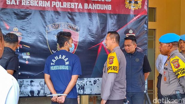 Pria inisial, RJK (19) saat diciduk polisi.