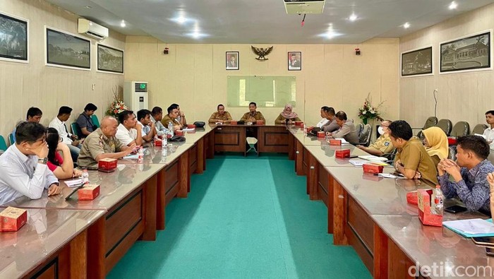 Proses mediasi perseteruan antara investor Prancis dengan warga Gili Trawangan di kantor Dinas Pariwisata NTB, Senin (29/7/2024). (Foto: Ahmad Viqi/detikBali)