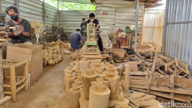 Proses pengerjaan limbah kayu dijadikan tableware atau peralatan makan di Babadan, Banguntapan Bantul.