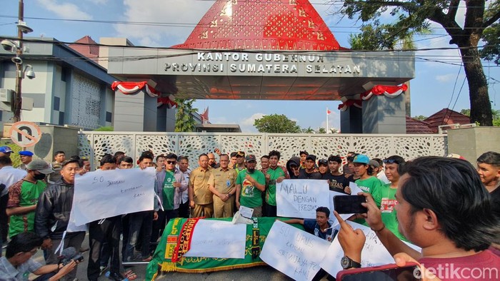 Puluhan Suporter Sriwijaya FC dari Singa Mania membawa keranda jenazah ke Kantor Gubernur Sumatera Selatan.