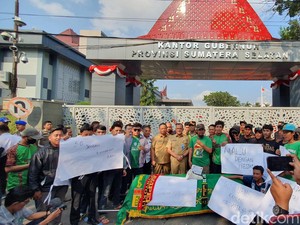 SFC Tak Ada Dana untuk Liga 2, Suporter Bawa Keranda ke Pemprov Sumsel