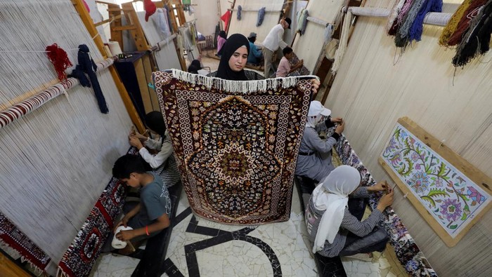 Raup Cuan dari Mengubah Ulat Sutra Jadi Karpet di Mesir A view of cocoons which are used to make carpets by hand from the silk threads extracted from silkworms, in Beheira Governorate, Egypt, July 18, 2024. The project started about five years ago and now has become the main industry in the town, with the production cycle starting from an egg to a worm, to a cocoon, to silk threads, to carpet production, then to selling, distribution in fairs, and export, which has helped many families of the town economically and provides work opportunities for women at Naga Oun town. REUTERS/Mohamed Abd El Ghany