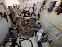 Raup Cuan dari Mengubah Ulat Sutra Jadi Karpet di Mesir