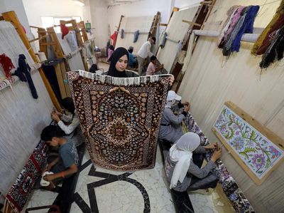 Raup Cuan dari Mengubah Ulat Sutra Jadi Karpet di Mesir