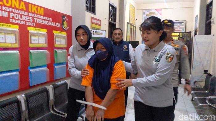 RG, bekas bendahara SMPN 3 Trenggalek