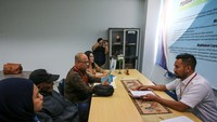Dengan didampingi kuasa hukum dan Rieke Diah Pitaloka, ayah Dini Sera Afrianti diterima pihak administrasi Komisi Yudisial.