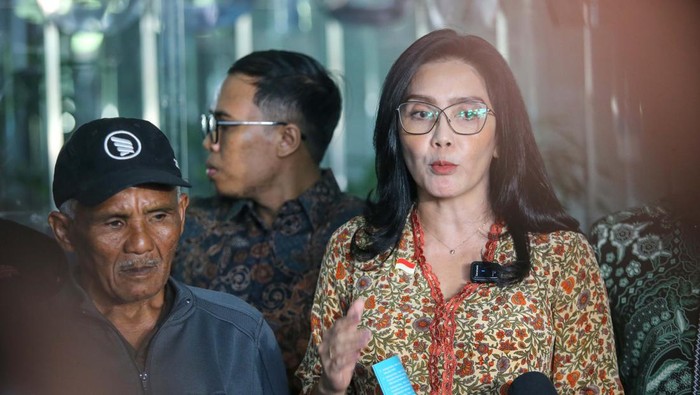 Rieke Diah Pitaloka Dampingi Keluarga Dini Sera Lapor ke KY Keluarga Dini Sera Afrianti mendatangi Komisi Yudisial (KY) hari ini. Mereka turut didampingi Anggota DPR Rieke Diah Pitaloka.