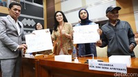 Anggota DPR Fraksi PDIP Rieke Diah Pitaloka hadir mendampingi keluarga Dini dalam audiensi di ruang rapat Komisi III DPR, Senayan, Jakarta, Senin (29/7/2024).