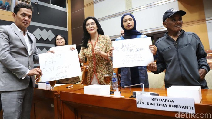 Ronald Tannur Divonis Bebas, Komisi III DPR Audiensi dengan Keluarga Dini Komisi III DPR akan memanggil pihak keluarga korban penganiayaan Dini Sera Afrianti oleh kekasinya Gregorius Ronald Tannur yang kini divonis bebas. Rapat dengar pendapat digelar di ruang rapat Komisi III DPR, Senayan, Jakarta, Senin (29/7/2024).