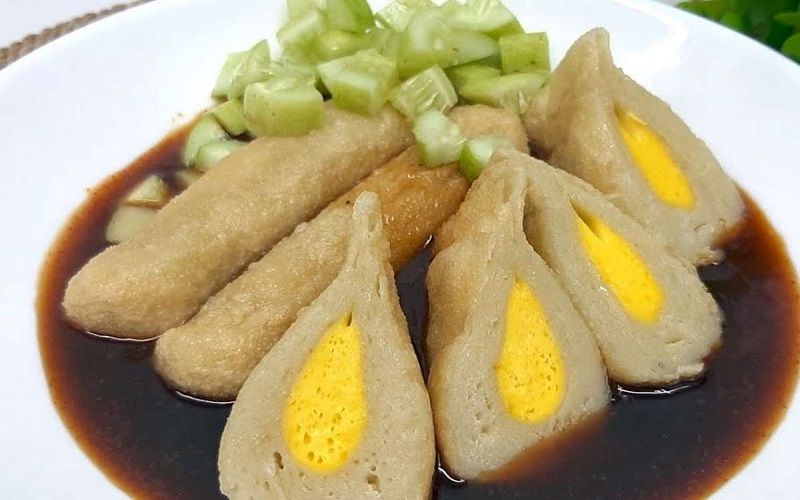 Sajian pempek ikan tenggiri asli Palembang.
