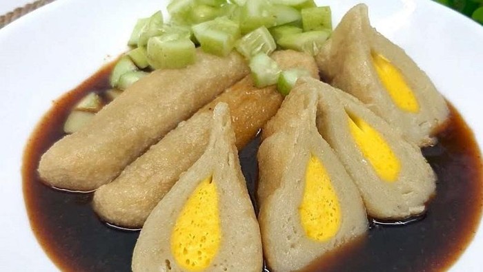 Sajian pempek ikan tenggiri asli Palembang.