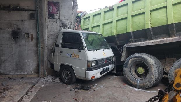 Satu unit truk menghantam pikap dan rumah hingga hancur di Jl Transyogi, Cileungsi, Kabupaten Bogor.