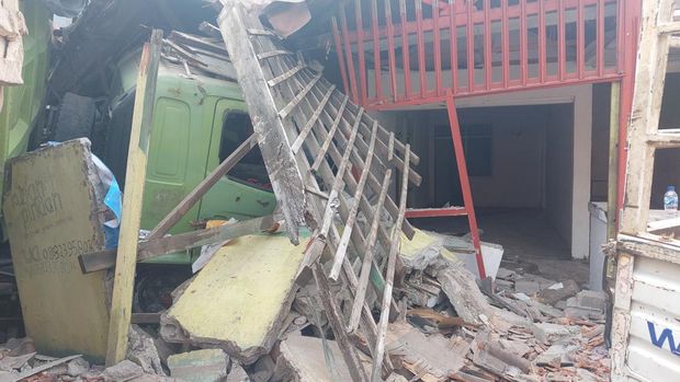 Satu unit truk menghantam pikap dan rumah hingga hancur di Jl Transyogi, Cileungsi, Kabupaten Bogor.