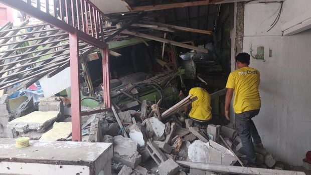 Satu unit truk menghantam pikap dan rumah hingga hancur di Jl Transyogi, Cileungsi, Kabupaten Bogor.