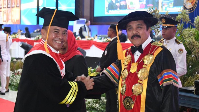 Sekda Jabar Herman Suryatman (kiri) saat diwisuda.
