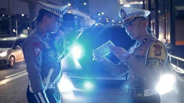 Selama 14 hari Operasi Patuh Jaya 2024, total 74 penggunaan strobo tidak sesuai peruntukannya ditindak polisi. (dok TMC Polda Metro Jaya)