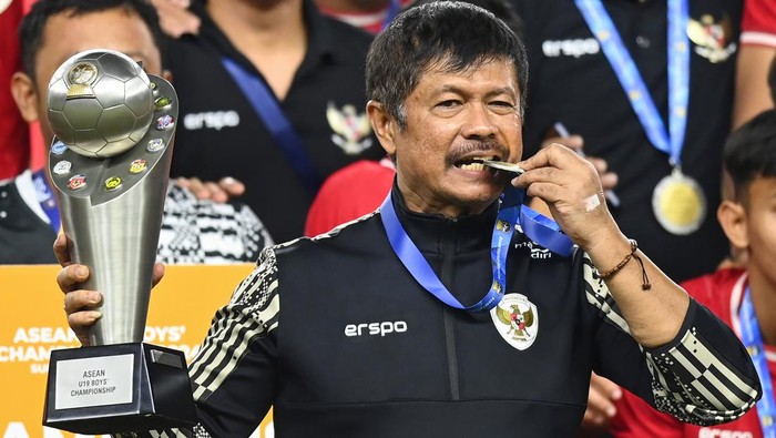 Pelatih Timnas Indonesia Indra Sjafri menggigit medali dan mengangkat Piala ASEAN U-19 Boys Championship atau AFF U-19 di Stadion Gelora Bung Tomo, Surabaya, Jawa Timur, Senin (29/7/2024).  Indonesia mengalahkan Thailand dengan skor 1-0 dan menjadi juara Piala AFF U-19. ANTARA FOTO/Sigid Kurniawan/app/tom.