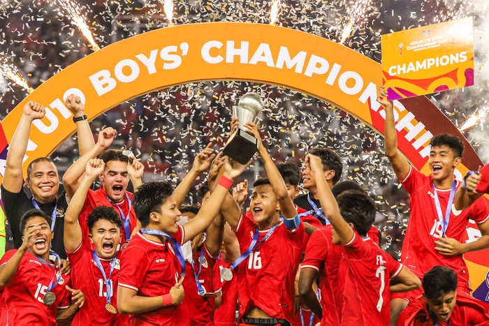 Sejumlah pesepak bola Timnas Indonesia dan tim pelatih serta ofisial tim berselebrasi usai mengalahkan Timnas Thailand dalam pertandingan final Piala ASEAN U-19 Boys Championship atau AFF U-19 di Stadion Gelora Bung Tomo, Surabaya, Jawa Timur, Senin (29/7/2024). Indonesia mengalahkan Thailand dengan skor 1-0 dan menjadi juara Piala AFF U-19. ANTARA FOTO/Rizal Hanafi/app/tom.