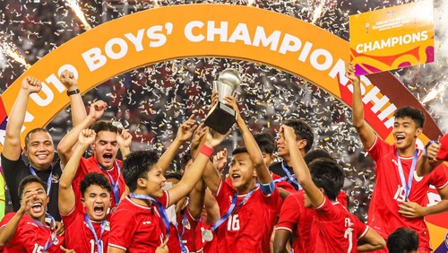 Sejumlah pesepak bola Timnas Indonesia dan tim pelatih serta ofisial tim berselebrasi usai mengalahkan Timnas Thailand dalam pertandingan final Piala ASEAN U-19 Boys Championship atau AFF U-19 di Stadion Gelora Bung Tomo, Surabaya, Jawa Timur, Senin (29/7/2024). Indonesia mengalahkan Thailand dengan skor 1-0 dan menjadi juara Piala AFF U-19. ANTARA FOTO/Rizal Hanafi/app/tom.