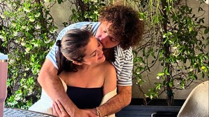 Bahkan beberapa kali Benny Blanco juga mencium Selena Gomez. Foto: Instagram Selena Gomez