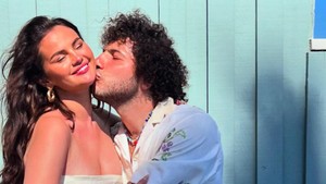 Tapi Selena Gomez dan Benny Blanco gak peduli dengan omongan fans. Foto: Instagram Selena Gomez