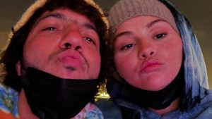 Benny Blanco disebut gak cocok jadi pacar Selena Gomez. Foto: Instagram Selena Gomez