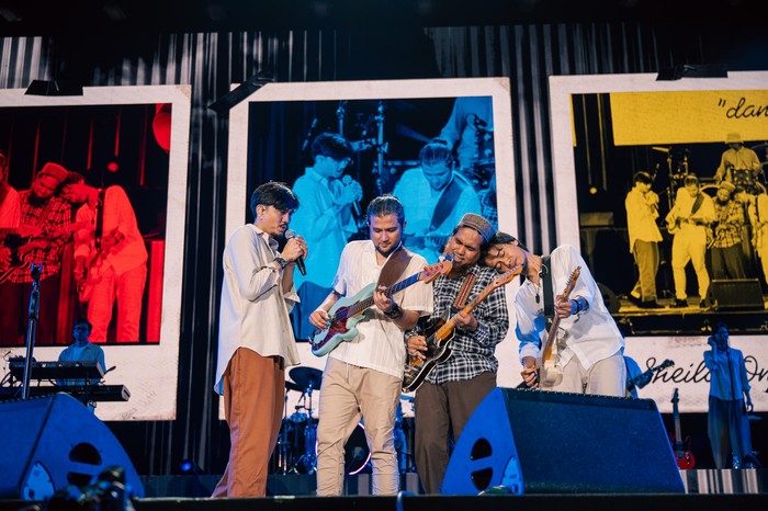 Sheila On 7 saat menggelar konser di Samarinda dalam rangkaian tur Tunggu Aku Di pada 27 Juli 2024.