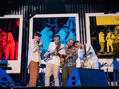 Sheila On 7 saat menggelar konser di Samarinda dalam rangkaian tur Tunggu Aku Di pada 27 Juli 2024.