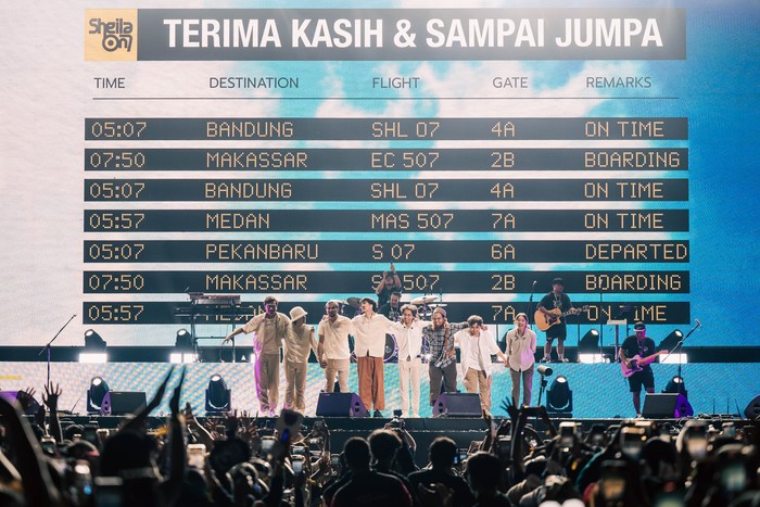 Sheila On 7 Sheila On 7 saat menggelar konser di Samarinda dalam rangkaian tur Tunggu Aku Di pada 27 Juli 2024.