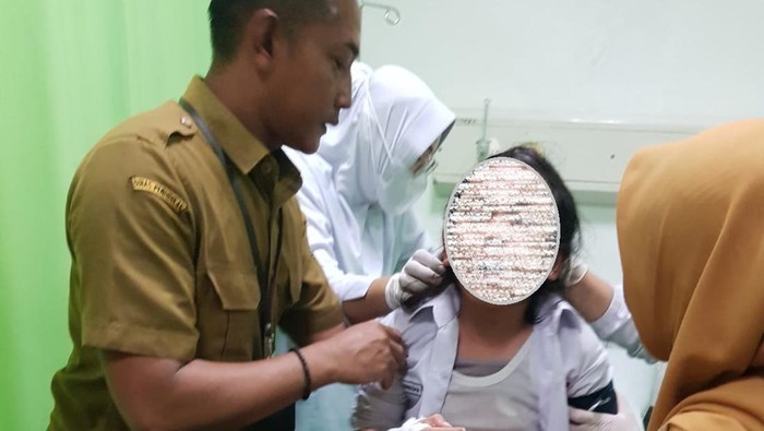 Siswa SD di Palembang dilarikan ke rumah sakit diduga keracunan jajanan sekolah.