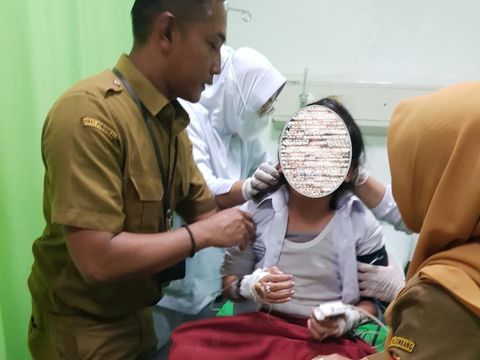 Siswa SD di Palembang dilarikan ke rumah sakit diduga keracunan jajanan sekolah.