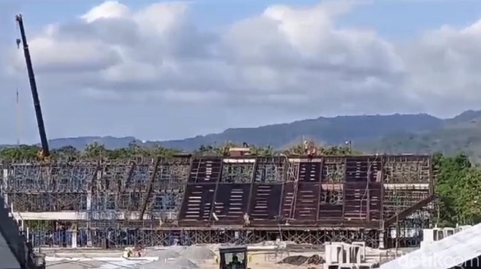 Proses pengerjaan tribun timur Stadion BJ Habibie, Parepare, Sulawesi Selatan (Sulsel).